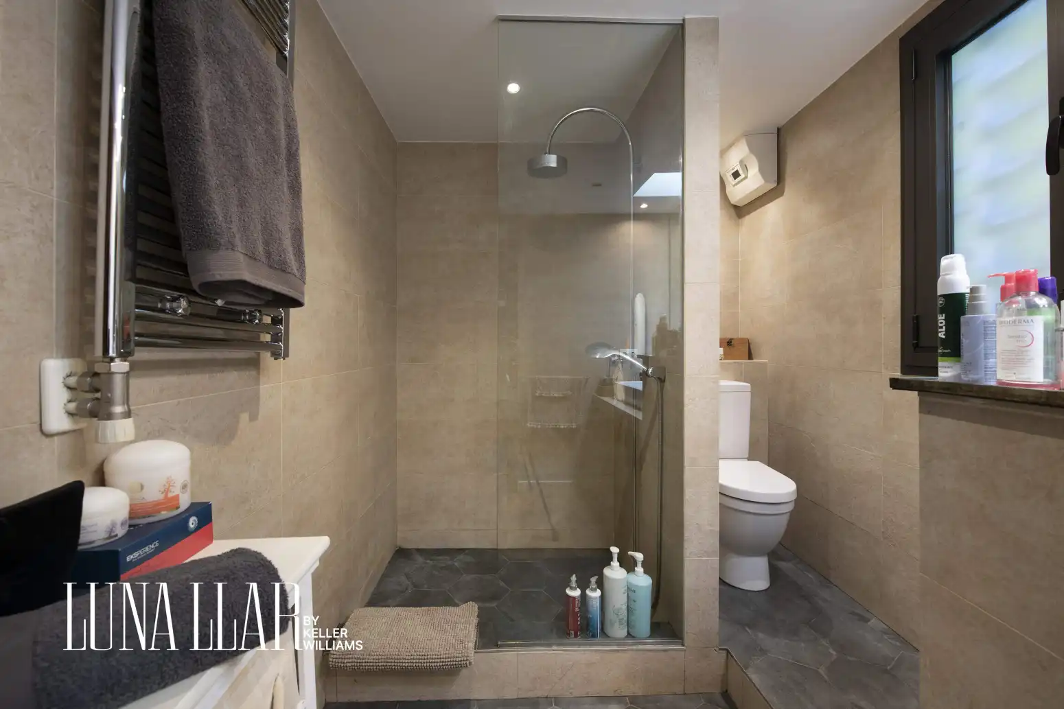 Badezimmer von Dachboden zum Verkauf in Gavà mit Heizung, Parkett und Terrasse