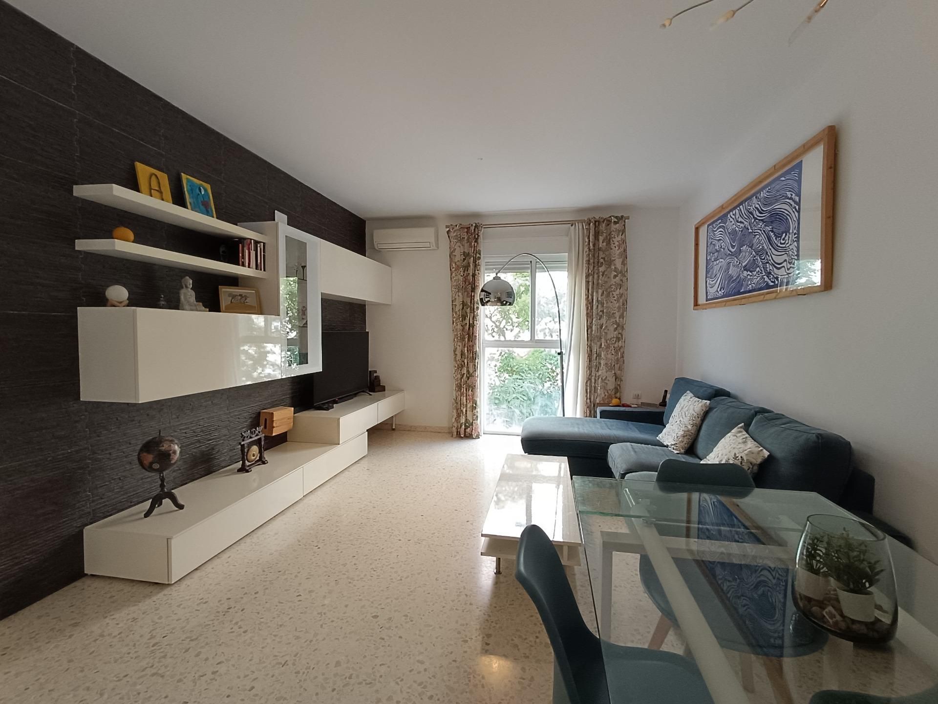 Living room of Flat for sale in  Sevilla Capital  with Air Conditioner, Terrace and Storage room