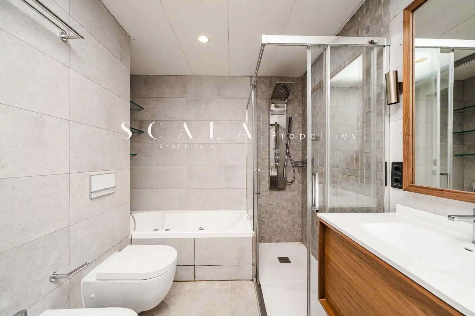 Badezimmer von Wohnung zur Miete in Madrid mit Klimaanlage, Heizung und Privatgarten