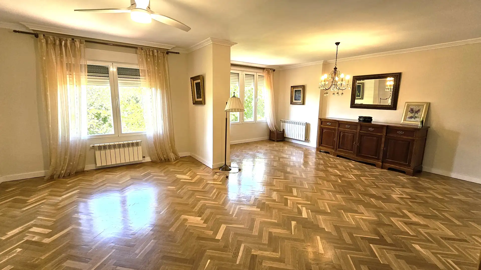 Sala d'estar de Casa adosada en venda en Las Rozas de Madrid amb Calefacció, Jardí privat i Parquet