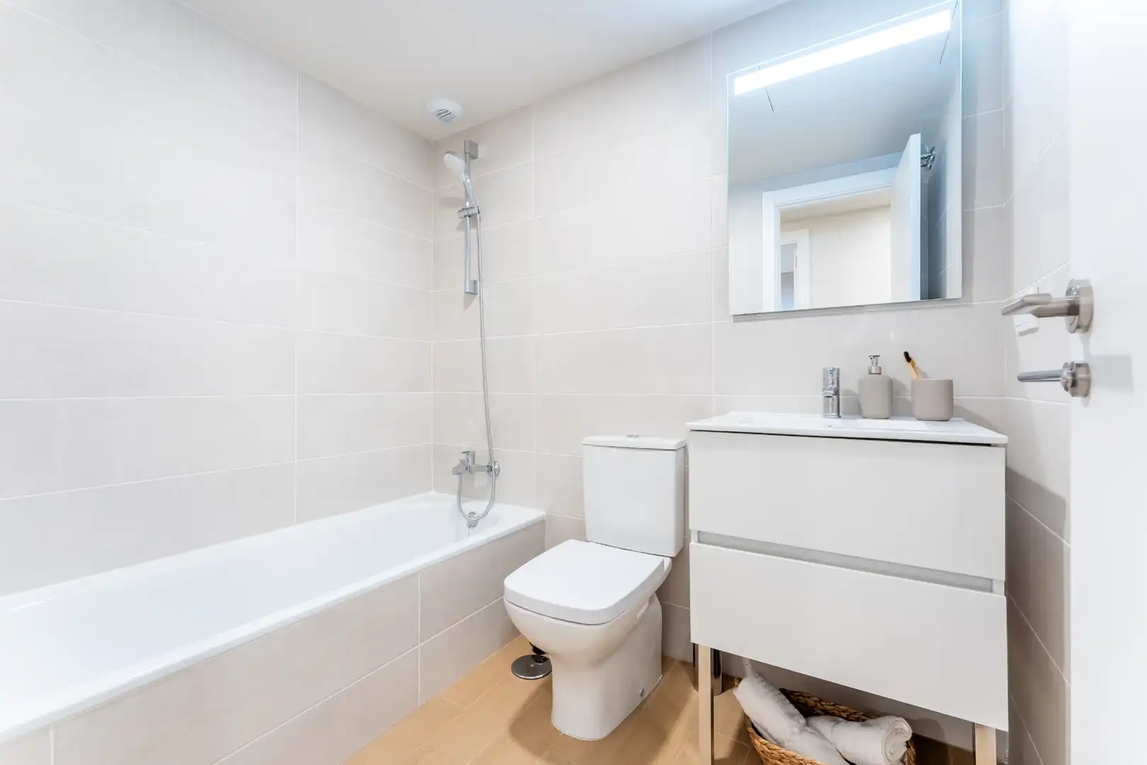 Bathroom of Flat for sale in Sevilla  with Air Conditioner, Heating and Storage room