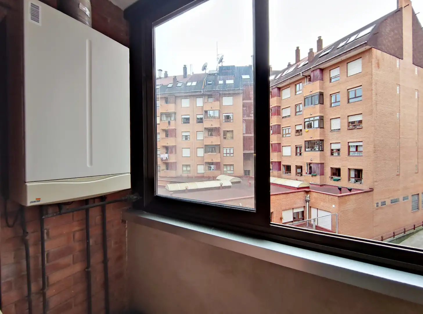 Dormitori de Pis en venda en Oviedo  amb Calefacció, Parquet i Traster