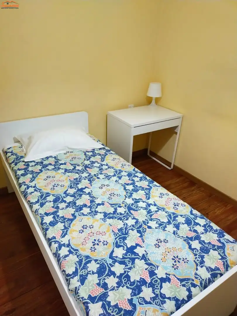 Habitación de Piso de alquiler en Vigo  con Calefacción y Amueblado