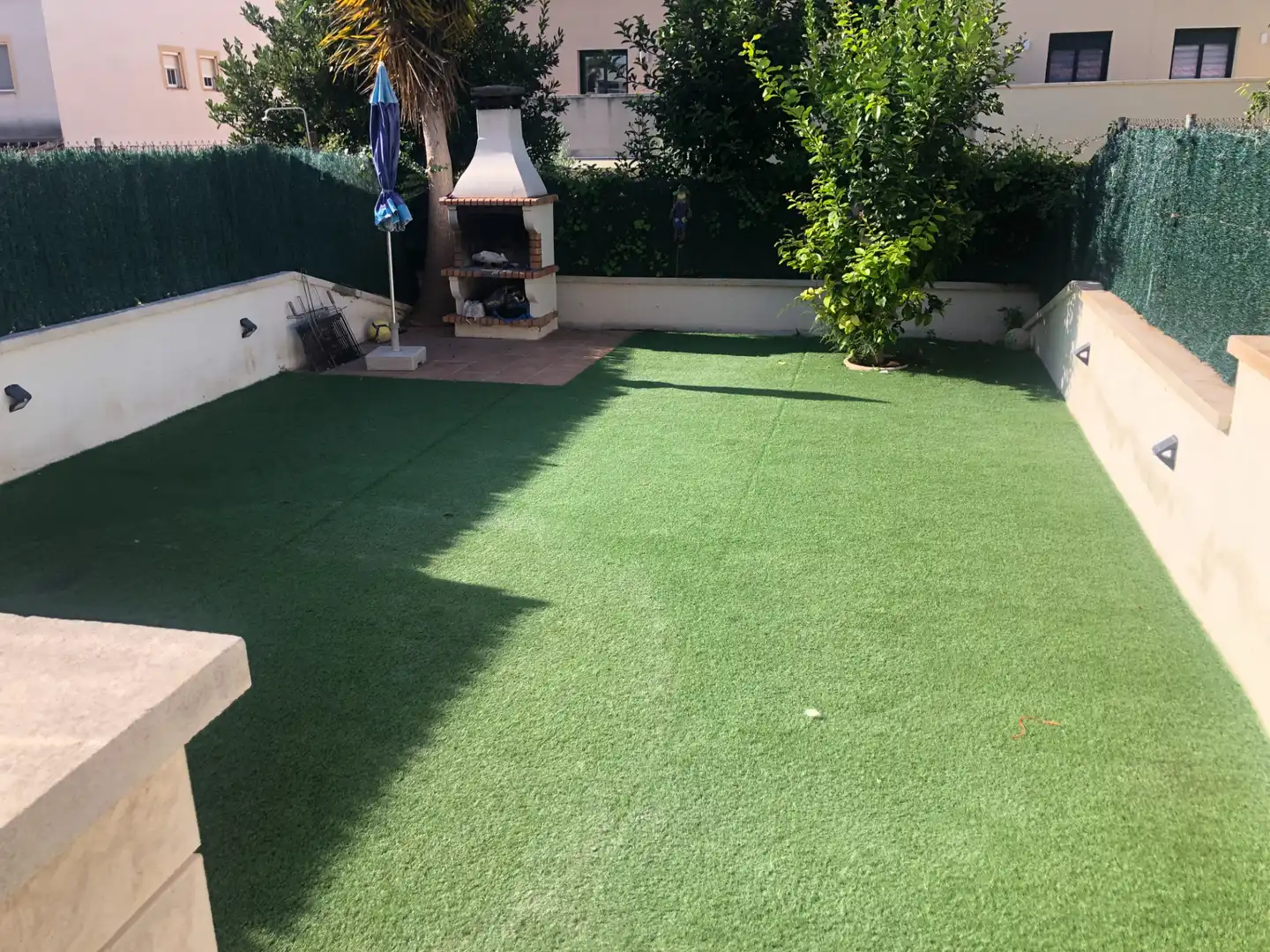 Terrasse von Einfamilien-Reihenhaus zum Verkauf in Banyeres del Penedès mit Klimaanlage, Heizung und Privatgarten
