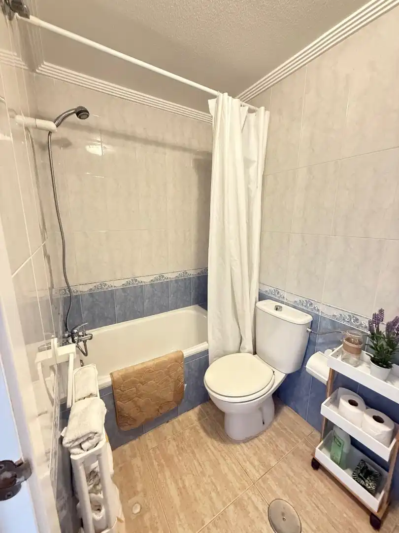 Bany de Apartament de lloguer en Orihuela amb Aire condicionat, Calefacció i Terrassa