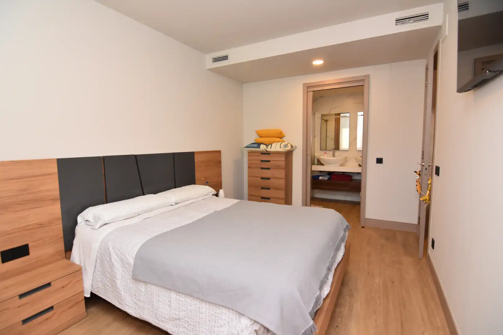 Schlafzimmer von Wohnung zum Verkauf in Pineda de Mar mit Klimaanlage, Heizung und Privatgarten