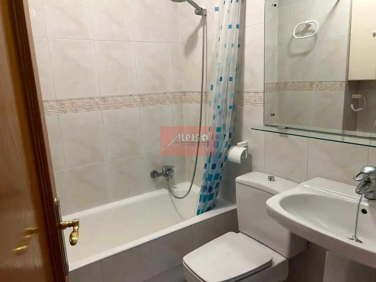 Bathroom of Apartments for rent in Ourense Capital   with Heating and Furnished