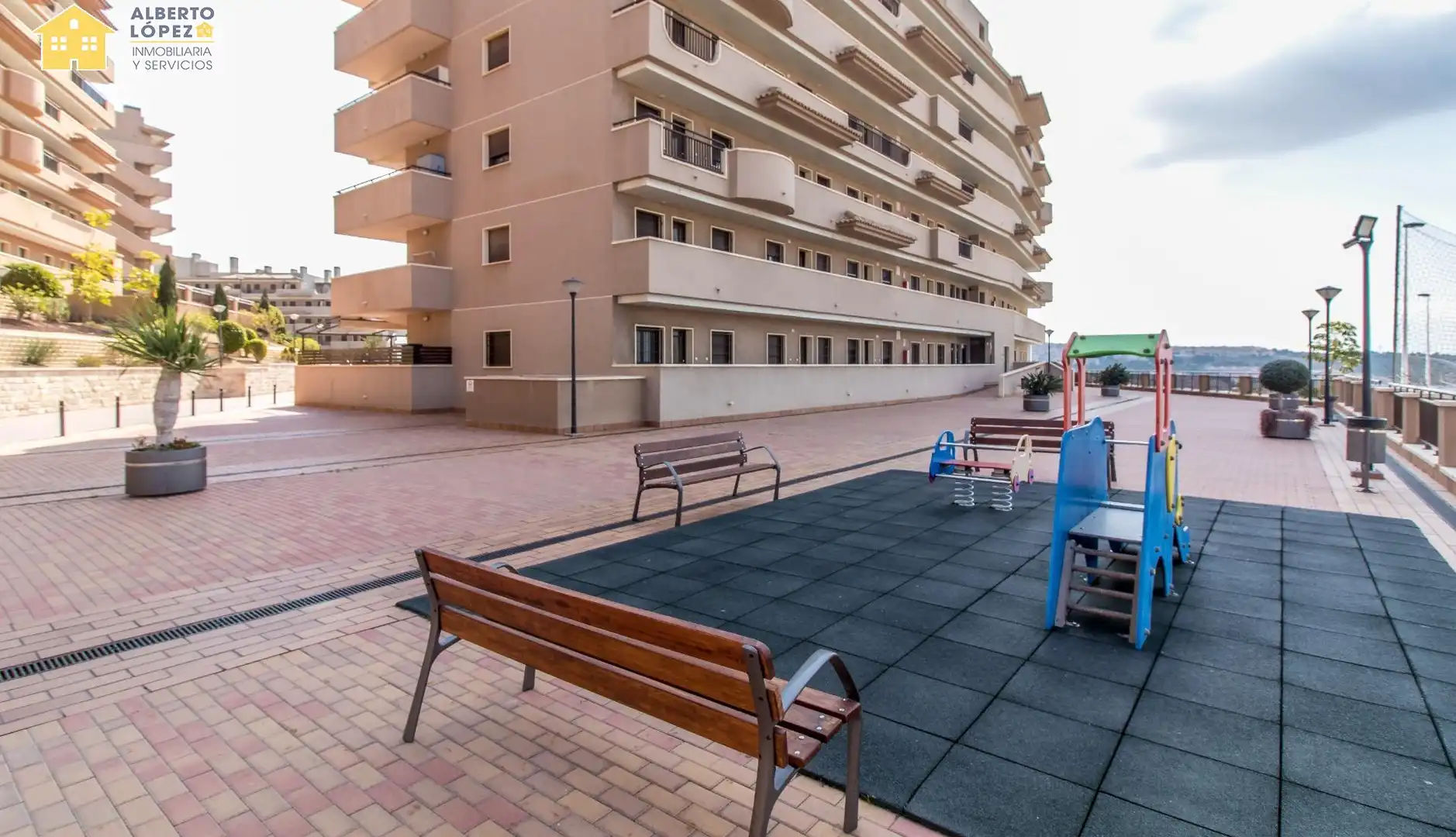 Außenansicht von Wohnung zur Miete in Elche / Elx mit Klimaanlage, Terrasse und Möbliert