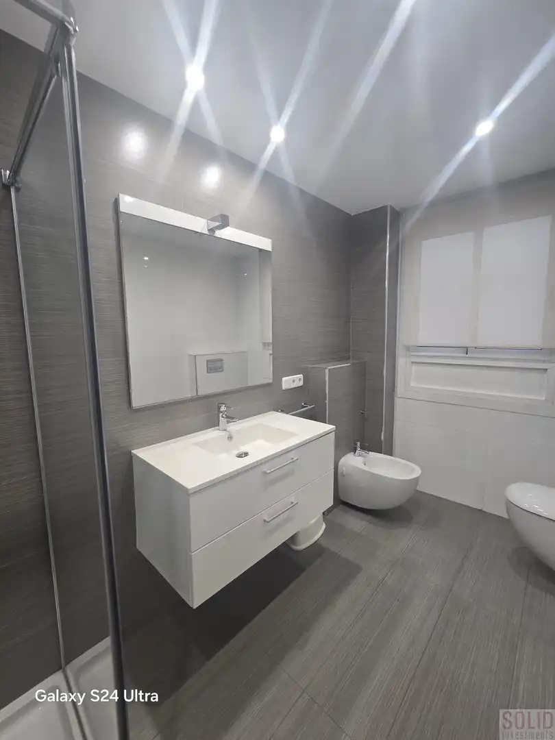 Bathroom of Flat for rent in Valencia  with Air Conditioner and Balcony