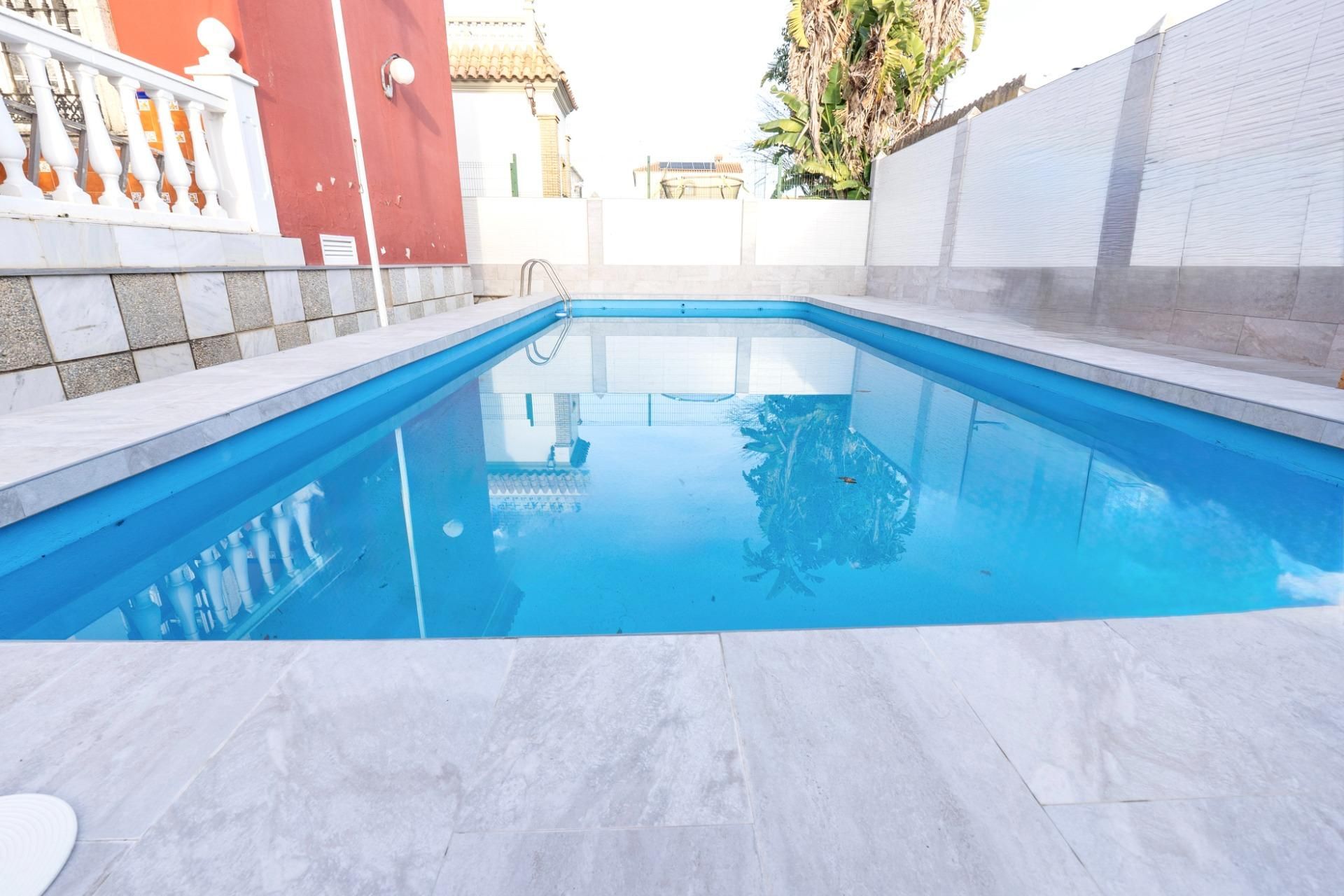 Piscina de Casa o xalet en venda en Utrera amb Aire condicionat, Jardí privat i Terrassa