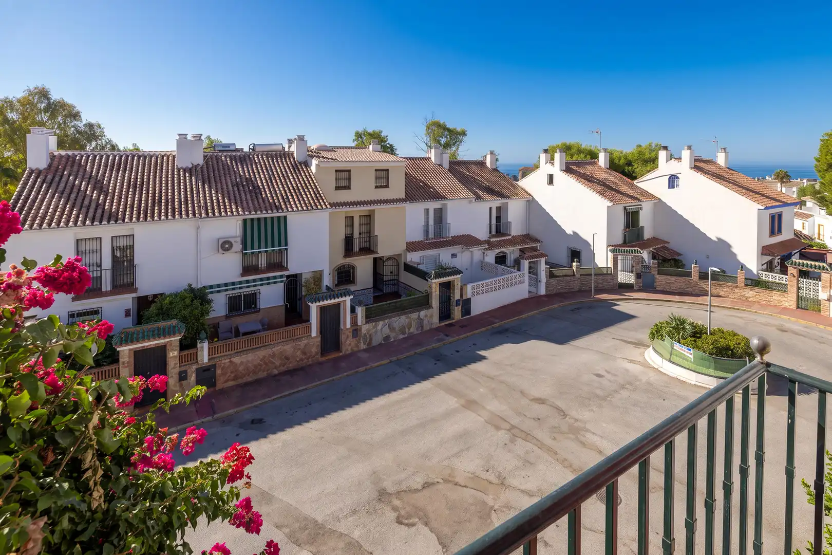 Vista exterior de Casa adosada en venda en Marbella amb Jardí privat, Terrassa i Traster