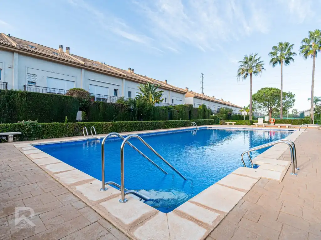 Swimming pool of Detached homes for sale in Gandia