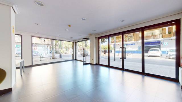 Local comercial en Alquiler en Avenida de la Virgen de las Angustias en Santa Rosa - Valdeolleros