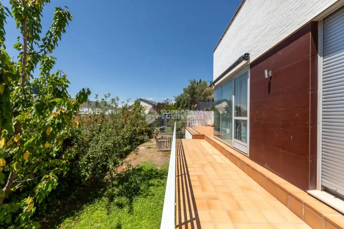 Außenansicht von Einfamilien-Reihenhaus zum Verkauf in Torrelodones mit Klimaanlage, Heizung und Terrasse