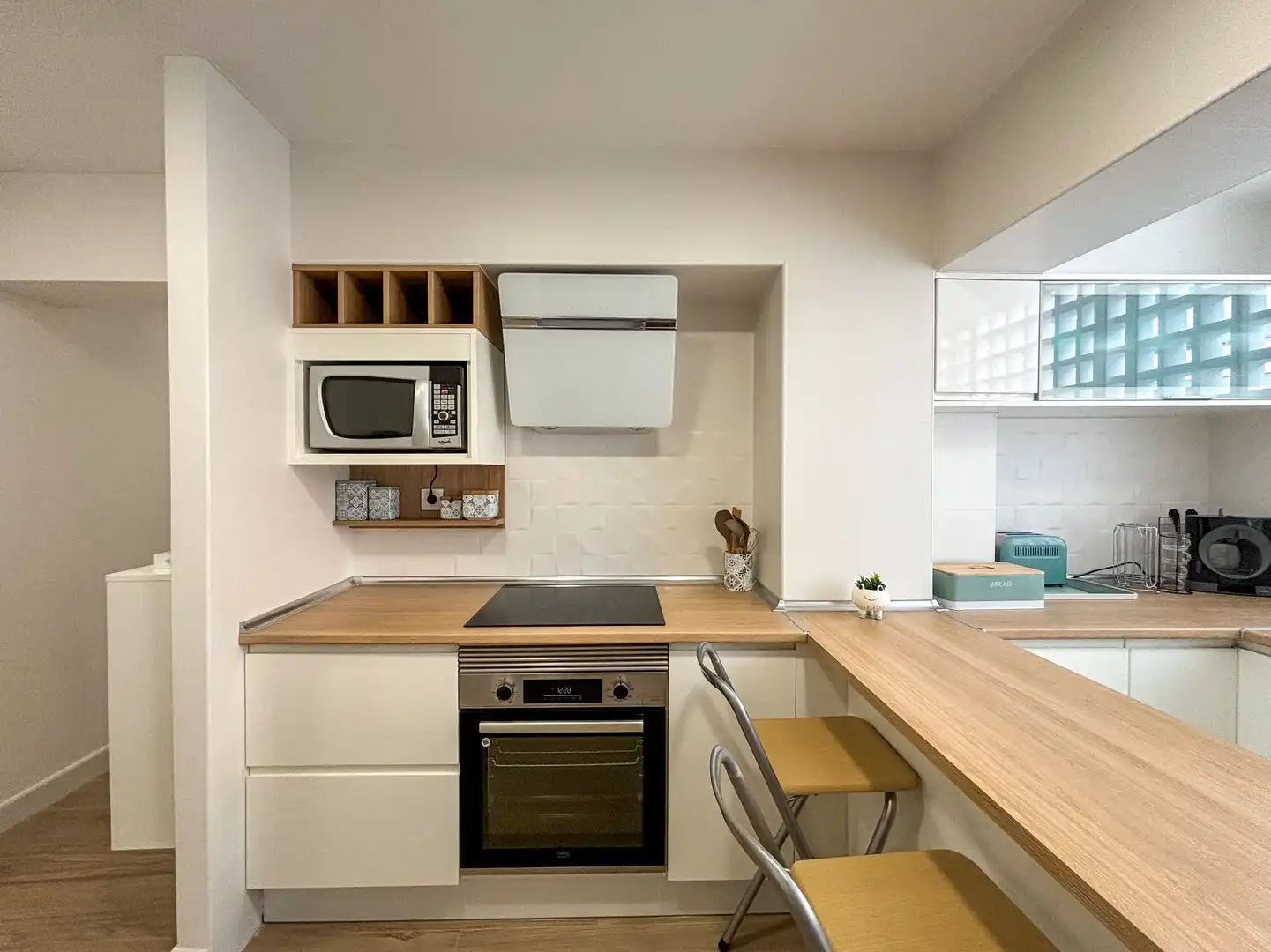 Cuina de Apartament de lloguer en Torrevieja amb Piscina i Piscina comunitària