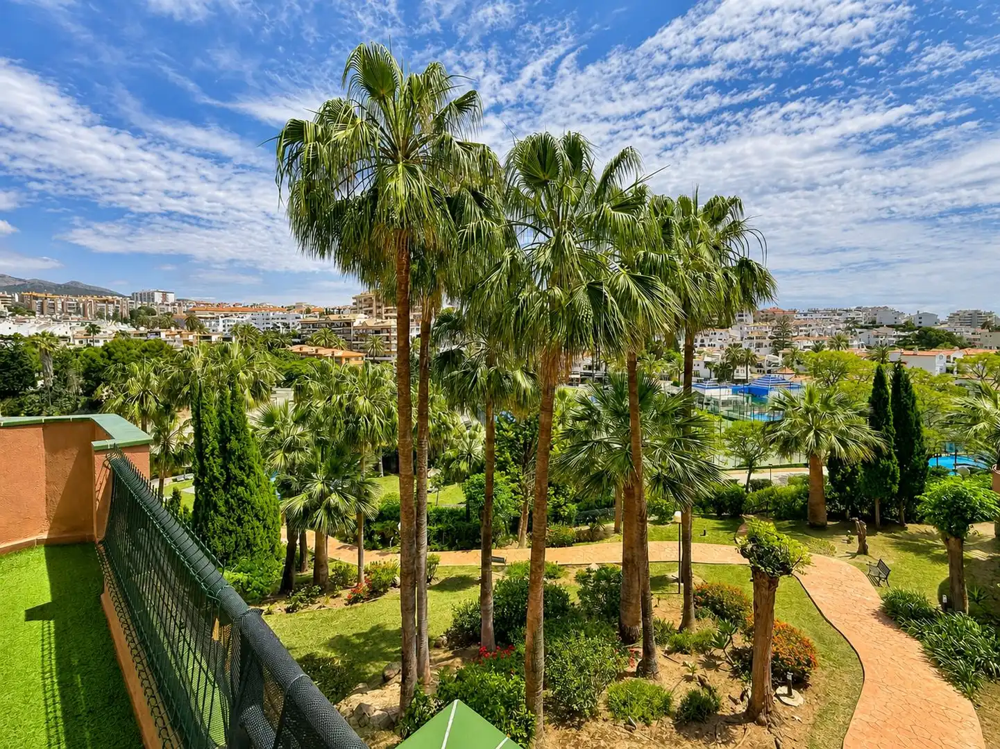 Vista exterior de Apartament en venda en Benalmádena amb Jardí privat i Piscina comunitària