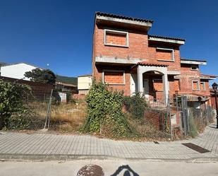 Vista exterior de Casa adosada en venda en Piedralaves amb Terrassa