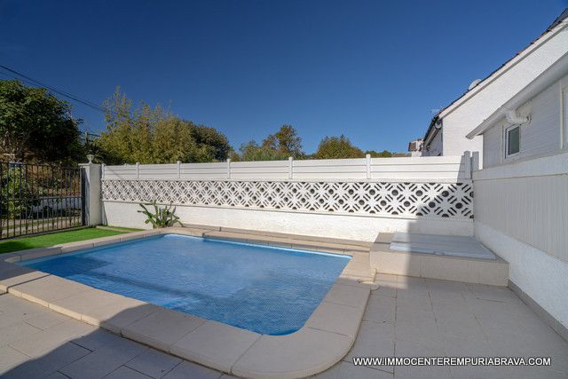 Swimming pool of House or chalet for sale in Empuriabrava  with Air Conditioner, Heating and Terrace