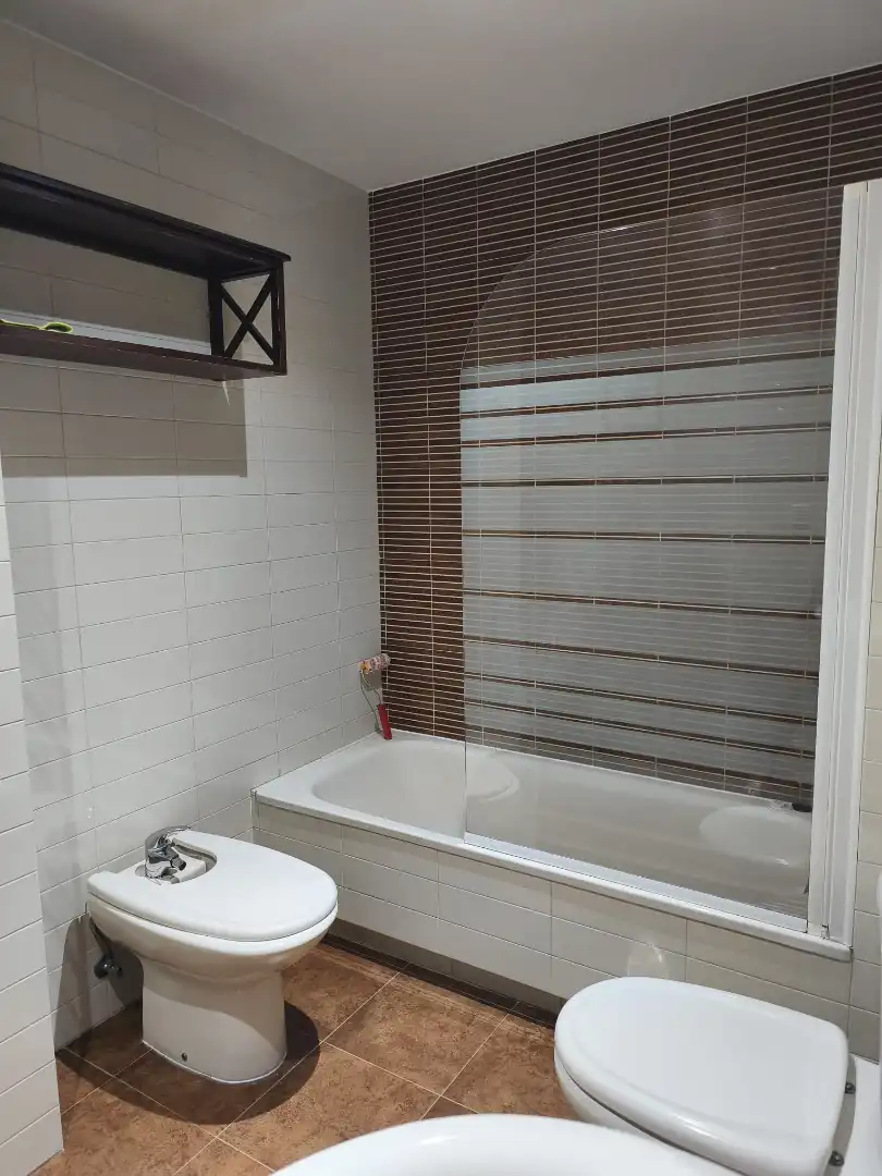 Bathroom of Flat for rent in Cuenca  with Air Conditioner, Heating and Parquet flooring