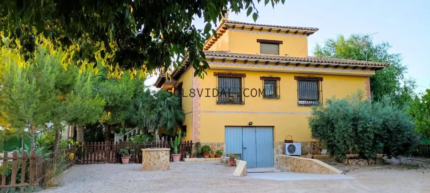 Vista exterior de Casa o xalet en venda en Orihuela amb Calefacció, Jardí privat i Terrassa