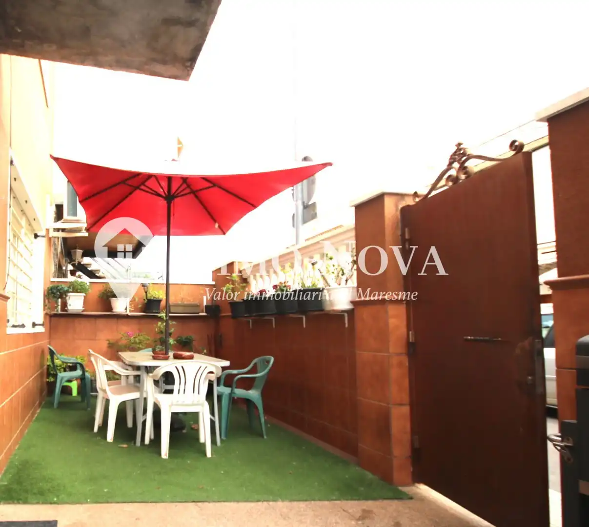 Terrasse von Einfamilien-Reihenhaus zum Verkauf in Mataró mit Klimaanlage, Heizung und Parkett