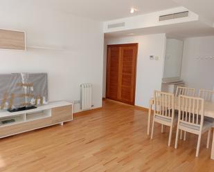 Sala d'estar de Apartament de lloguer en  Zaragoza Capital amb Aire condicionat i Balcó