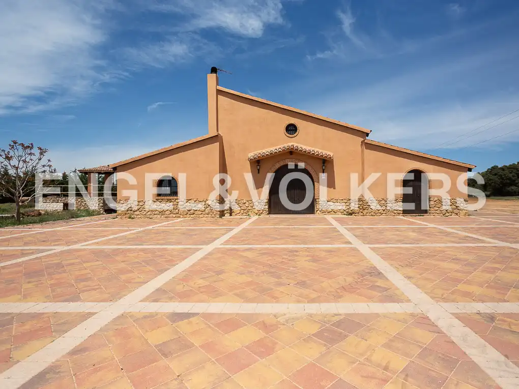 Vista exterior de Casa o xalet en venda en Chinchilla de Monte-Aragón amb Calefacció, Jardí privat i Terrassa