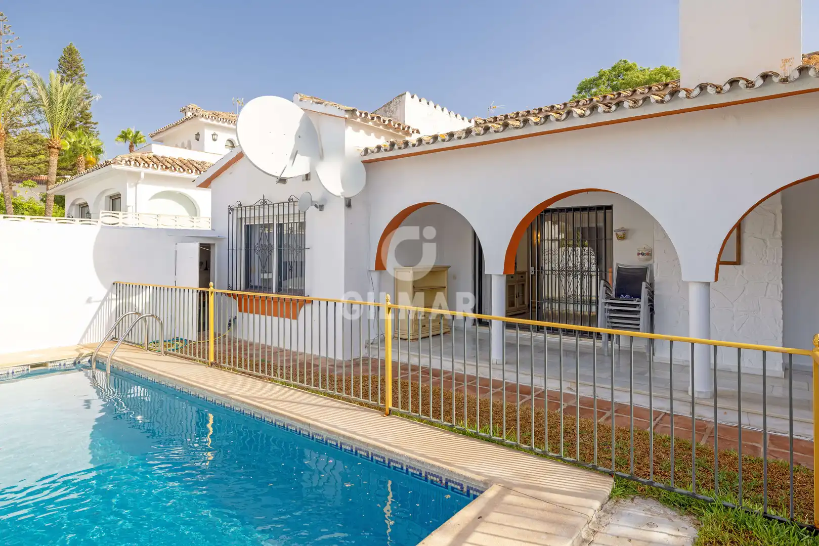 Vista exterior de Casa o xalet en venda en Marbella amb Jardí privat i Piscina