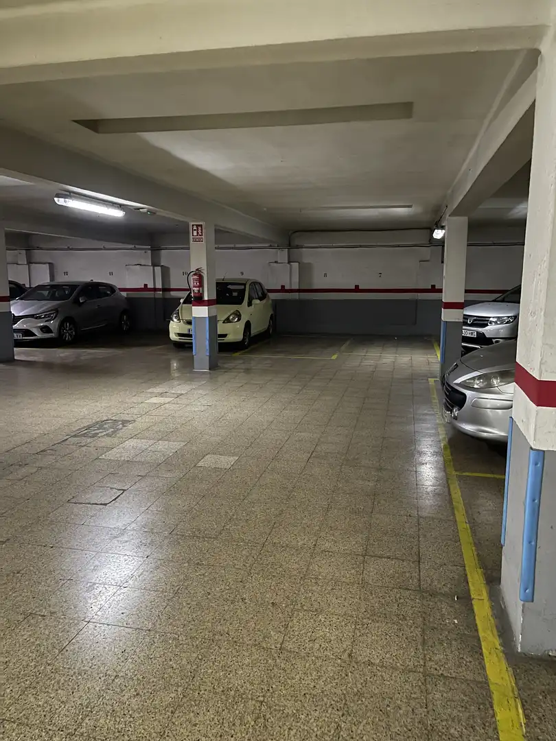 Parkplatz von Garage zur Miete in Camins al Grau