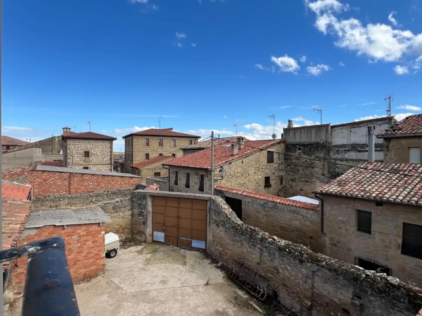 Außenansicht von Wohnung zum Verkauf in Sajazarra mit Privatgarten, Terrasse und Balkon
