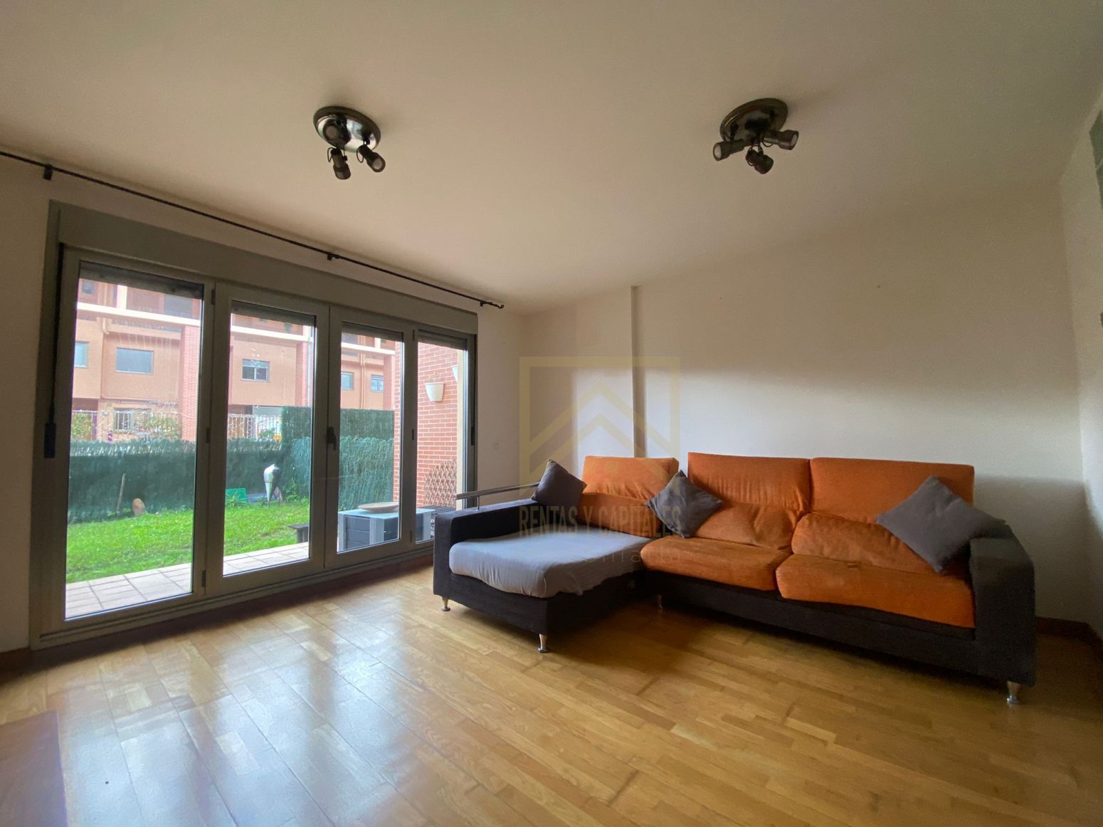 Sala d'estar de Àtic en venda en El Astillero   amb Calefacció, Jardí privat i Parquet