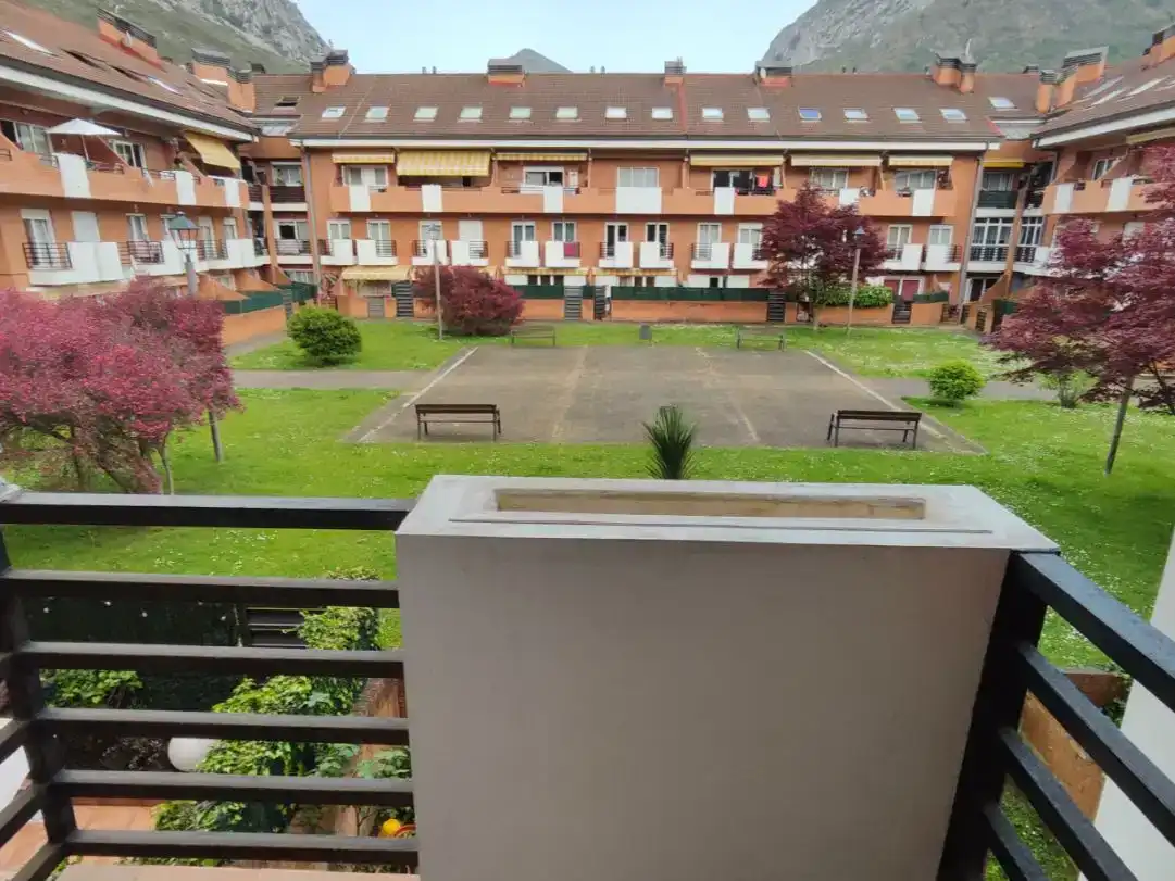 Vista exterior de Dúplex en venda en Morcín amb Jardí privat, Parquet i Traster