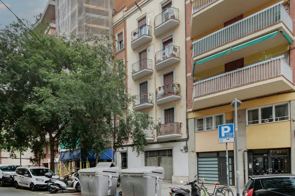 Vista exterior de Piso en venta en Barcelona con Calefacción