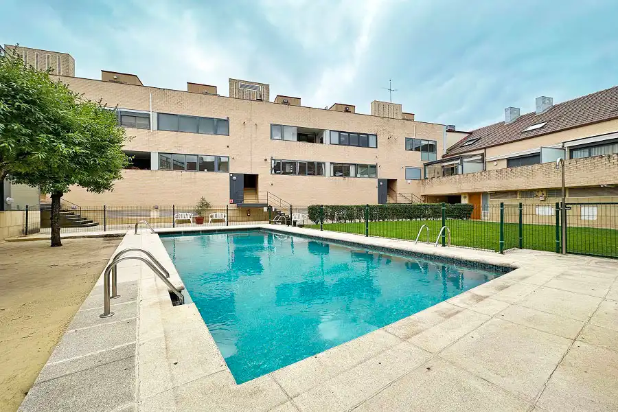 Piscina de Dúplex en venta en Torrelodones con Calefacción, Parquet y Horno