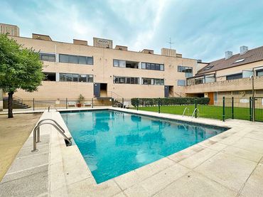 Dúplex amb piscina en venda a Plaza de la Iglesia 2