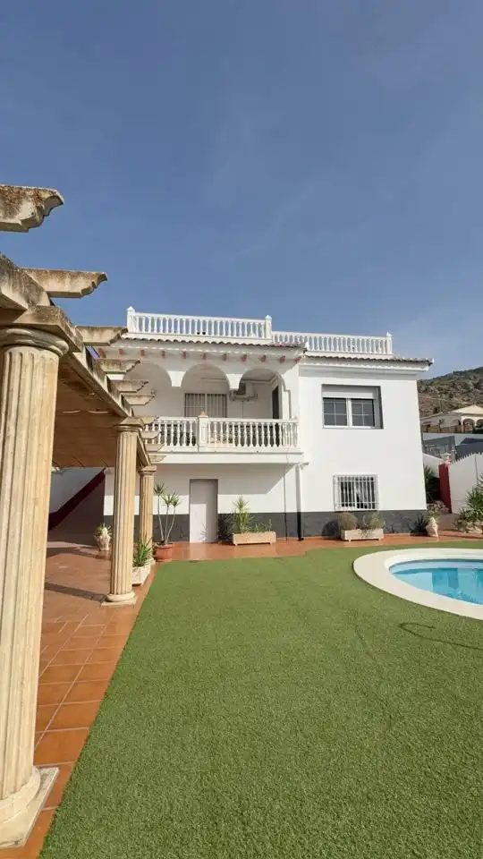 Casa amb piscina en venda a Calle Miró, imagen 4