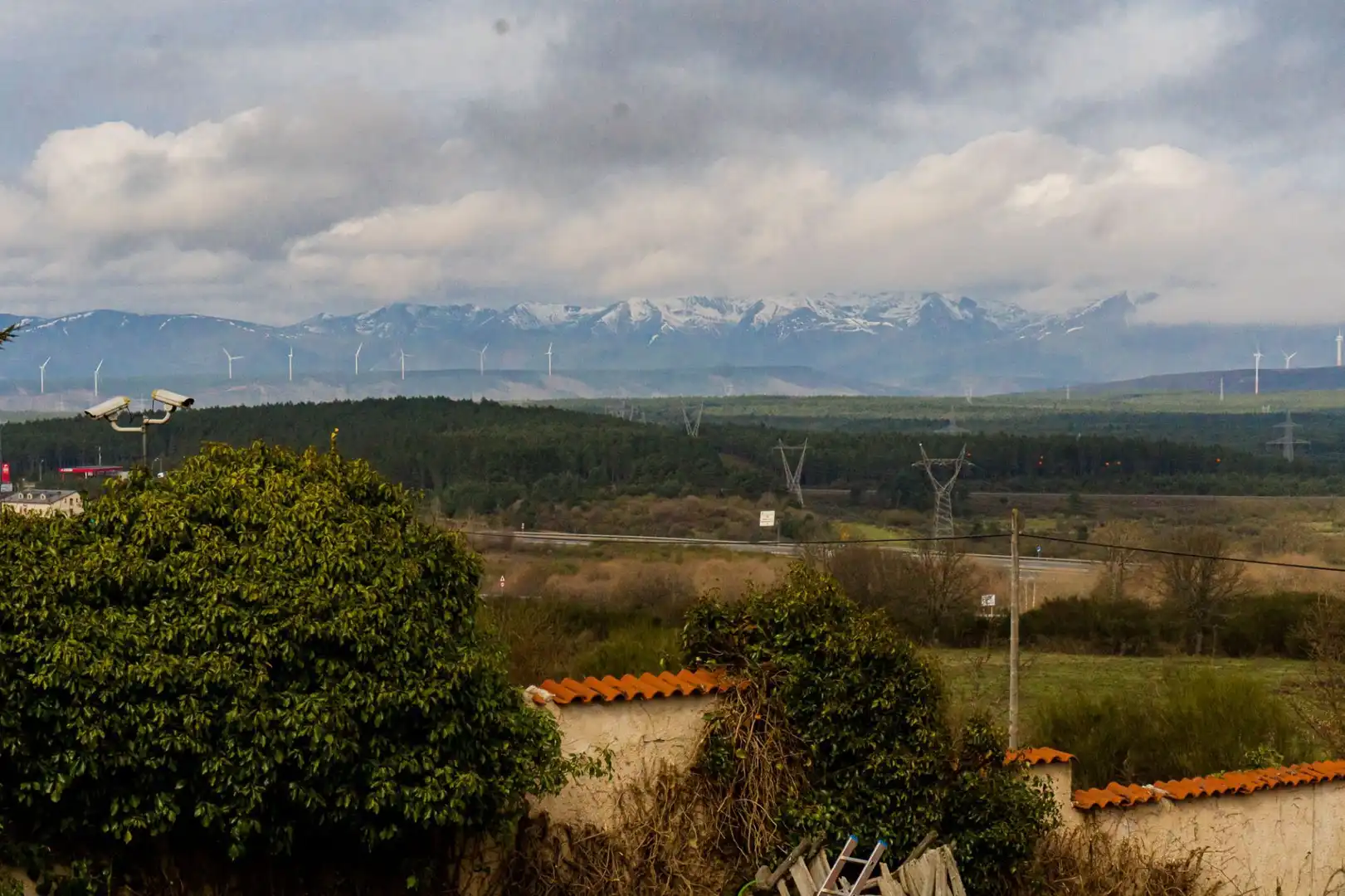 Vista exterior de Casa o xalet en venda en Villagatón amb Aire condicionat, Calefacció i Jardí privat