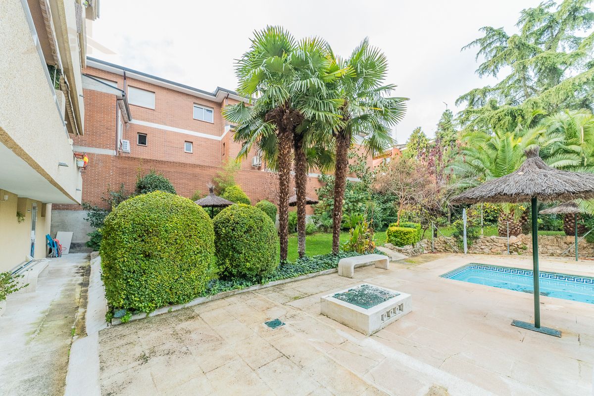 Jardí de Pis en venda en Galapagar amb Calefacció, Moblat i Piscina comunitària