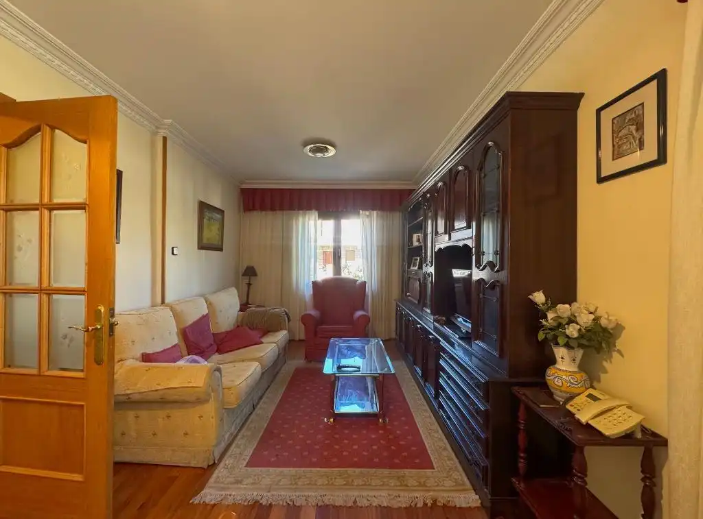 Sala de estar de Casa o chalet en venta en Los Corrales de Buelna  con Calefacción, Jardín privado y Trastero