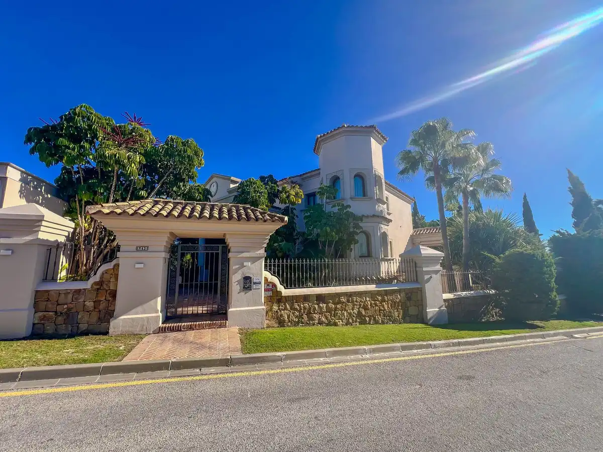 Vista exterior de Casa adosada en venta en Benahavís con Aire acondicionado y Terraza