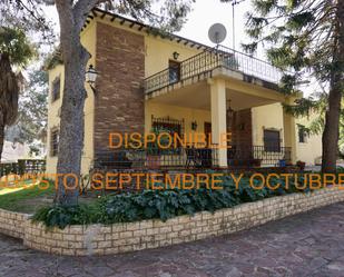 Vista exterior de Casa o xalet de lloguer en Torrent amb Terrassa i Balcó