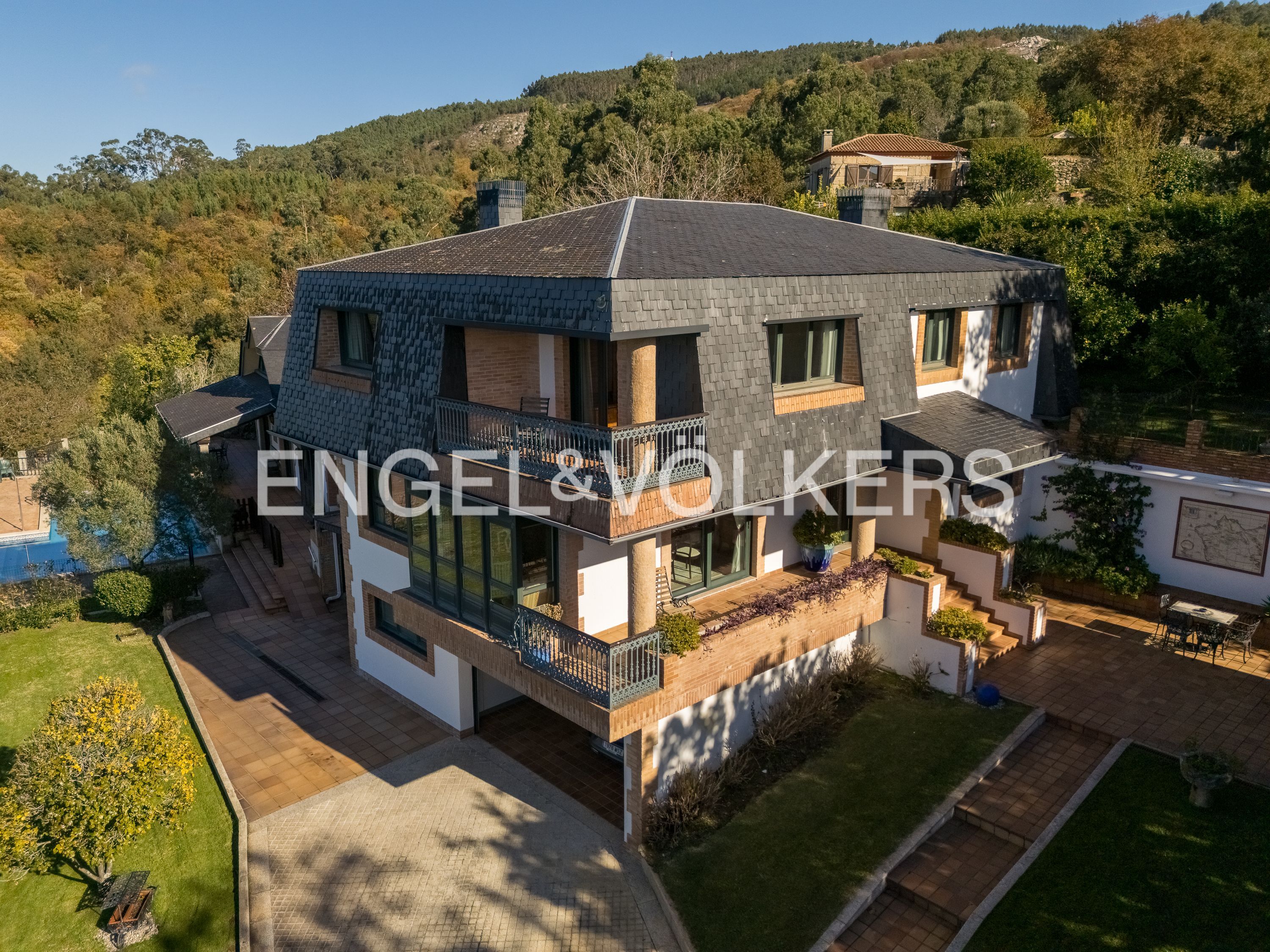 Vista exterior de Casa o xalet en venda en Nigrán amb Calefacció, Jardí privat i Parquet
