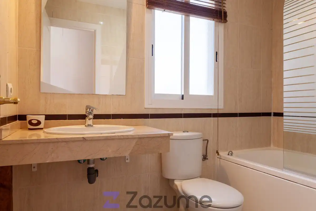 Badezimmer von Einfamilien-Reihenhaus zur Miete in Aljaraque mit Privatgarten, Ofen und Waschmaschine