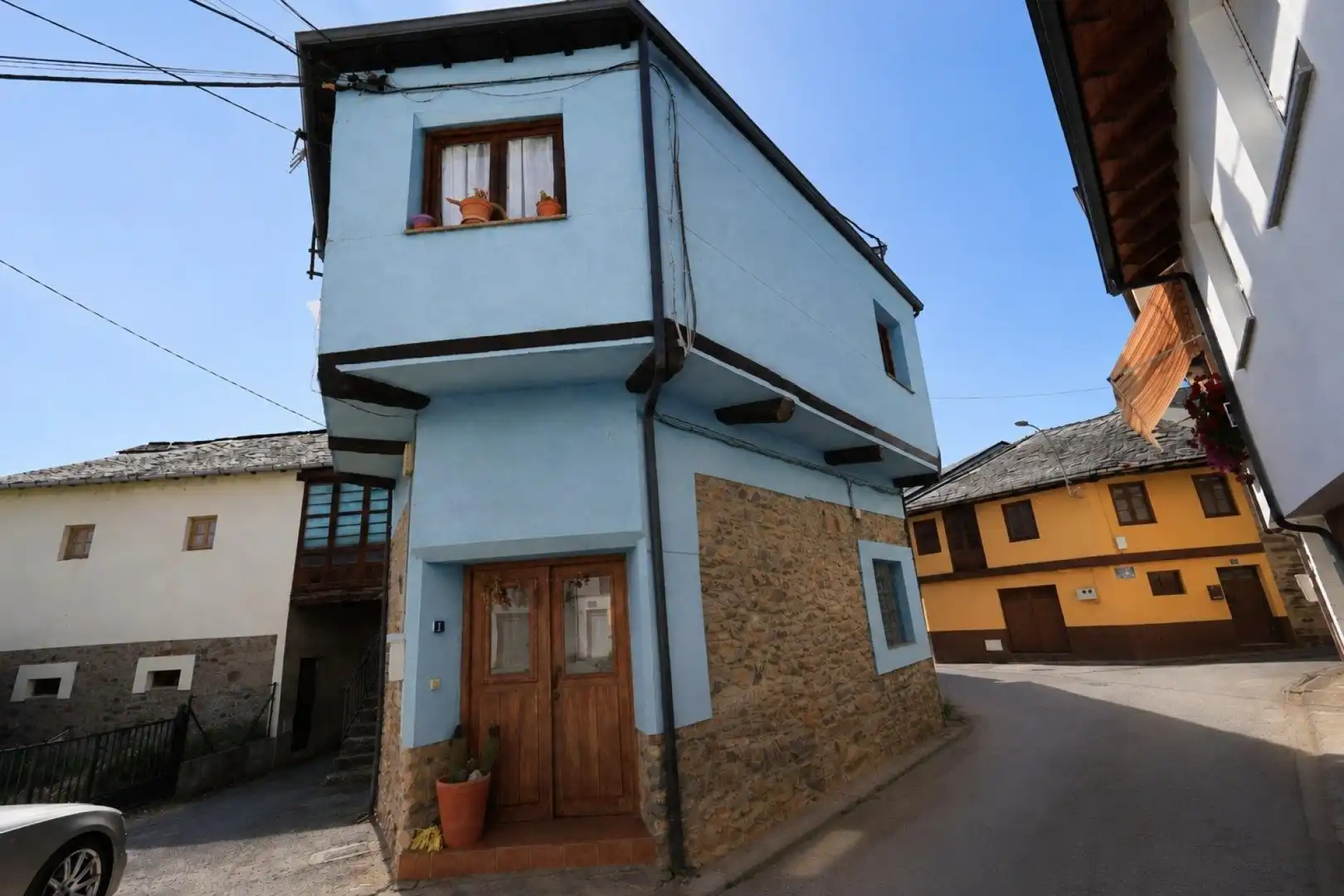 Vista exterior de Finca rústica en venda en Villafranca del Bierzo amb Calefacció