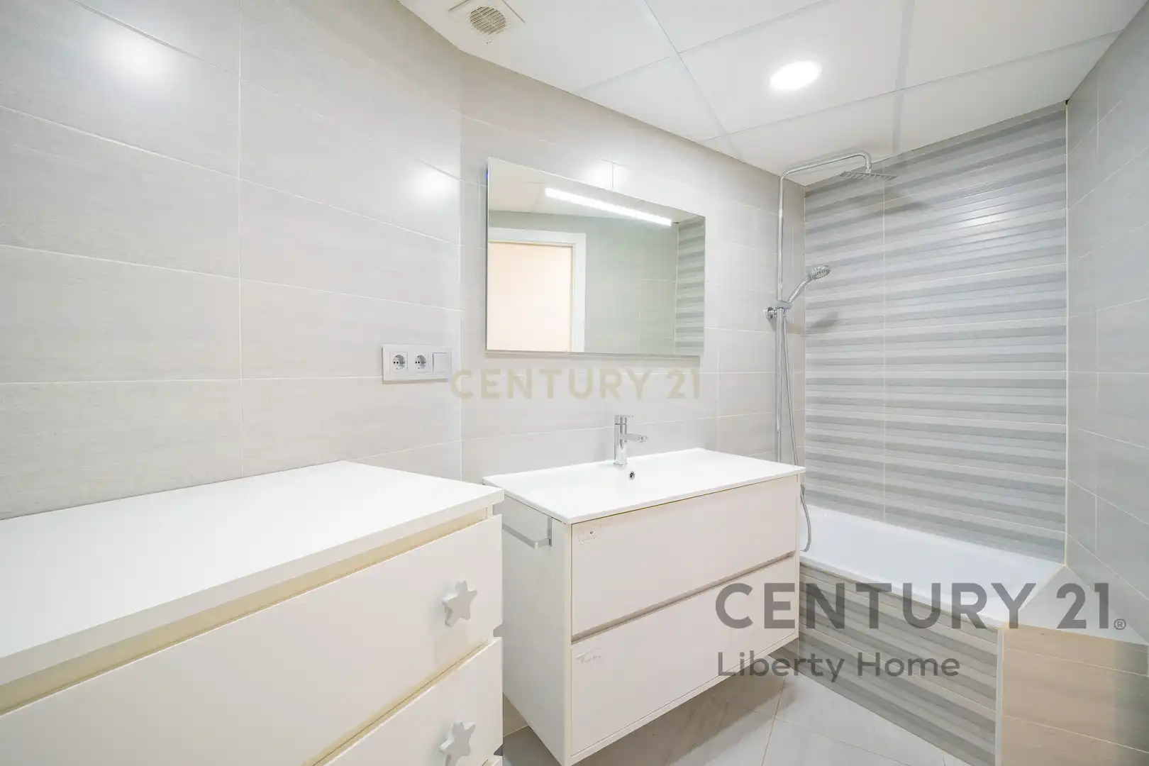 Bathroom of Apartments for rent in Valencia  with Air Conditioner, Private garden and Oven