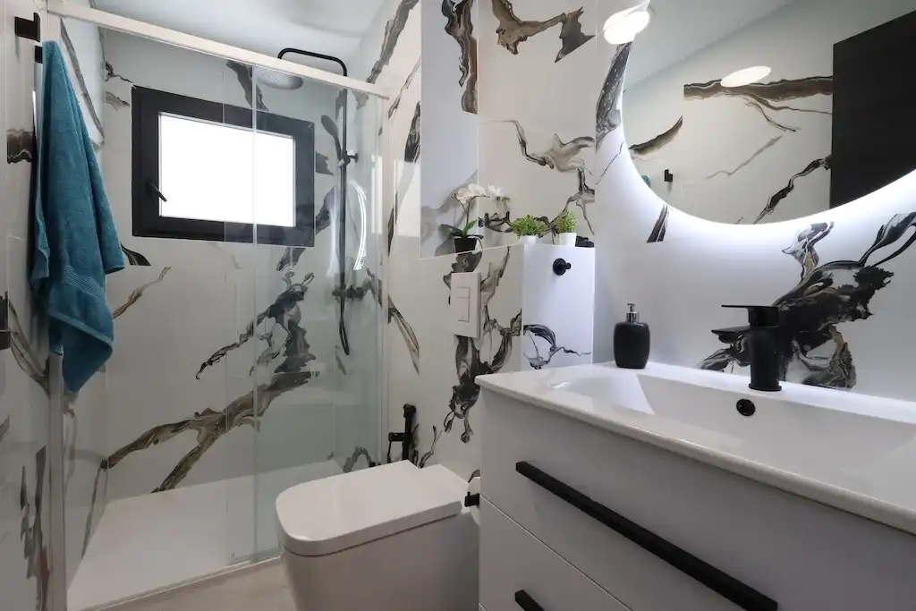 Baño de Apartamento en venta en Torrevieja con Aire acondicionado, Calefacción y Terraza