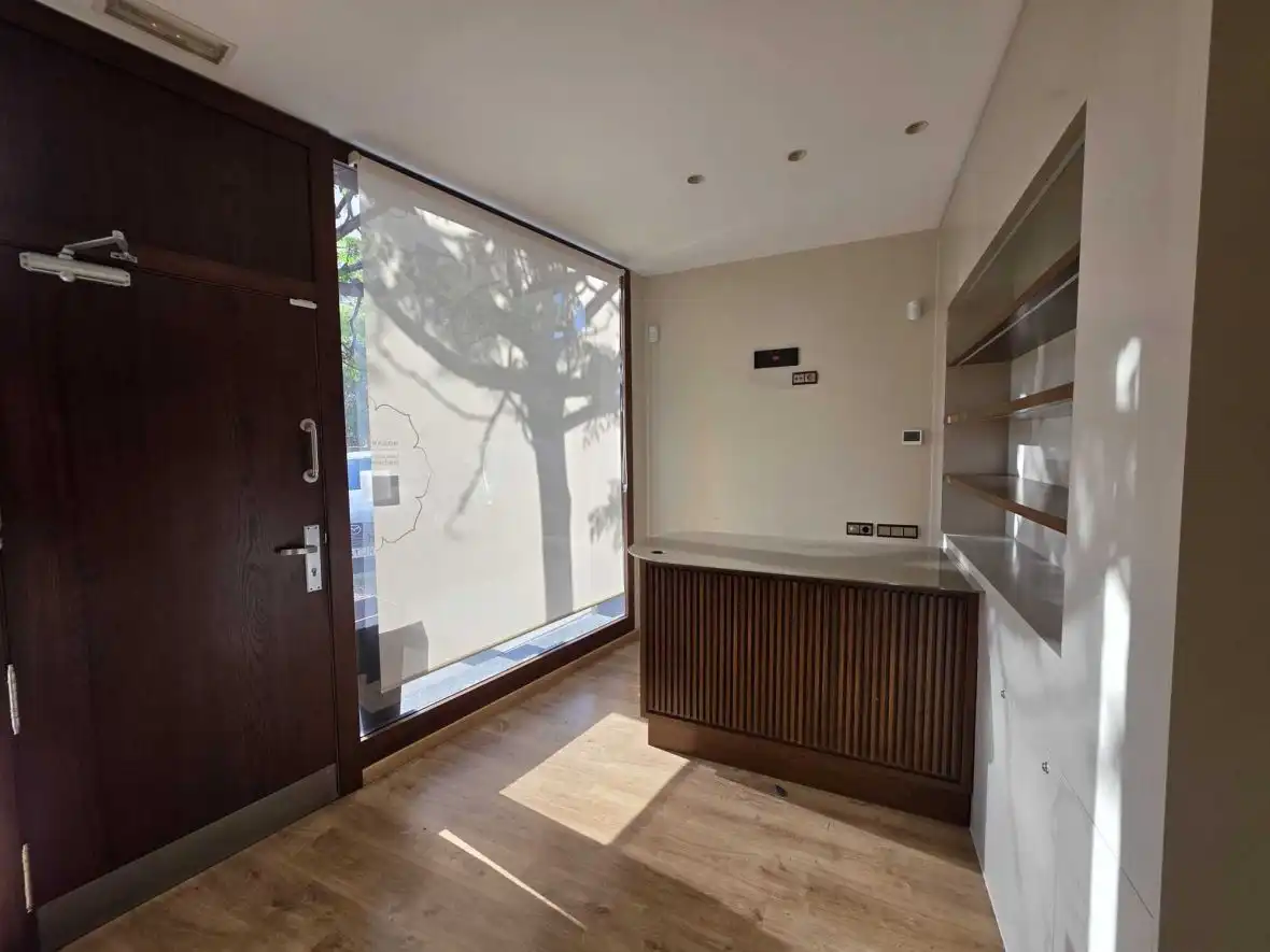 Local comercial de lloguer a Av. de Ansaldo, imagen 3