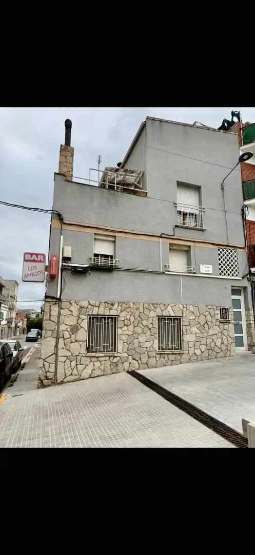 Außenansicht von Einfamilien-Reihenhaus zum Verkauf in Santa Margarida de Montbui mit Heizung und Terrasse