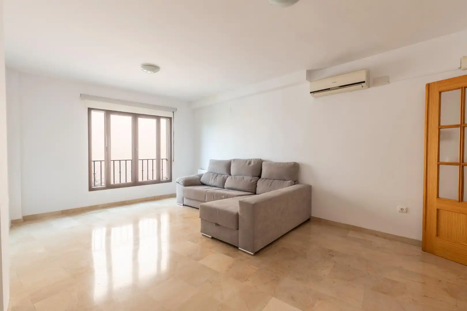 Sala d'estar de Casa adosada en venda en Monachil amb Aire condicionat, Calefacció i Terrassa