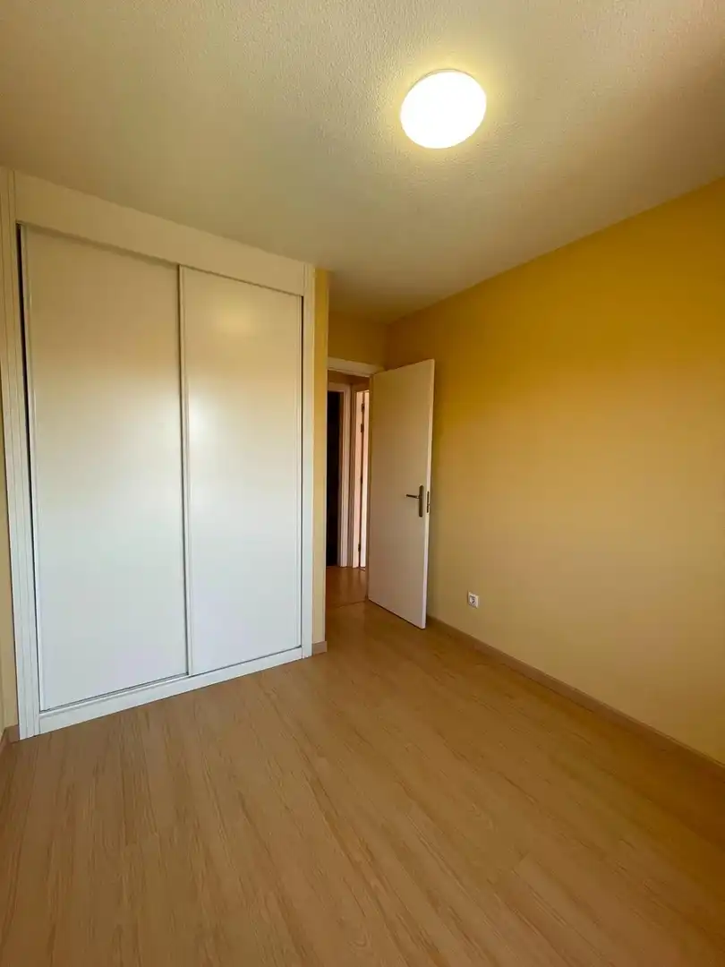 Schlafzimmer von Dachboden zur Miete in El Molar (Madrid) mit Heizung, Terrasse und Balkon